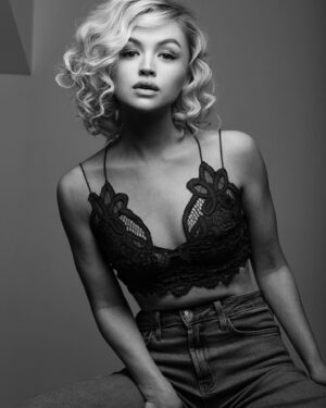 Jessica Amlee Instagram - Everything isn’t always black and white, babe 🤹🏼‍♀️