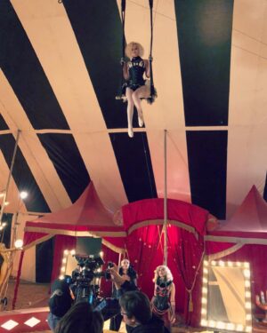 Jessica Amlee Instagram - Ran away to join the circus (this was fun) 🎥🎪🤹🏼‍♀️🎭 #welcometodaisyland #psychocircus #set #film