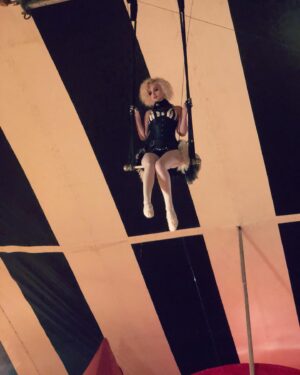 Jessica Amlee Instagram - Ran away to join the circus (this was fun) 🎥🎪🤹🏼‍♀️🎭 #welcometodaisyland #psychocircus #set #film