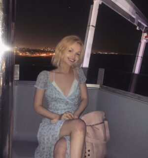 Jessica Amlee Instagram - 🎡🎡🎡 THANKYOU @theveganwarehouse for having the prettiest, softest, high quality, backpacks/purses, without any animals being hurt in the process
🐮💞 #vegan #love #myveganwarehouse #cowsarecute