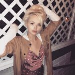Jessica Amlee Instagram – Note to self: use pockets to keep your wallet, not dress 🙈 #amateurhour #messyhair #dontcare