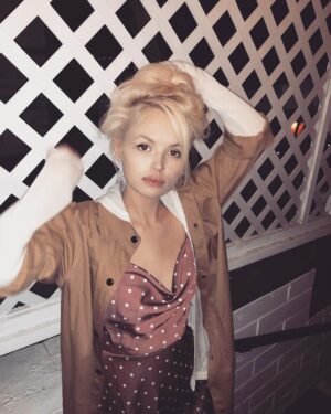 Jessica Amlee Instagram - Note to self: use pockets to keep your wallet, not dress 🙈 #amateurhour #messyhair #dontcare
