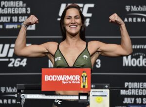 Jessica Eye Instagram - Today is challenging me, but I remember that I’ve done some very challenging things in my life and always came out ahead.
.
#jessicaevileye