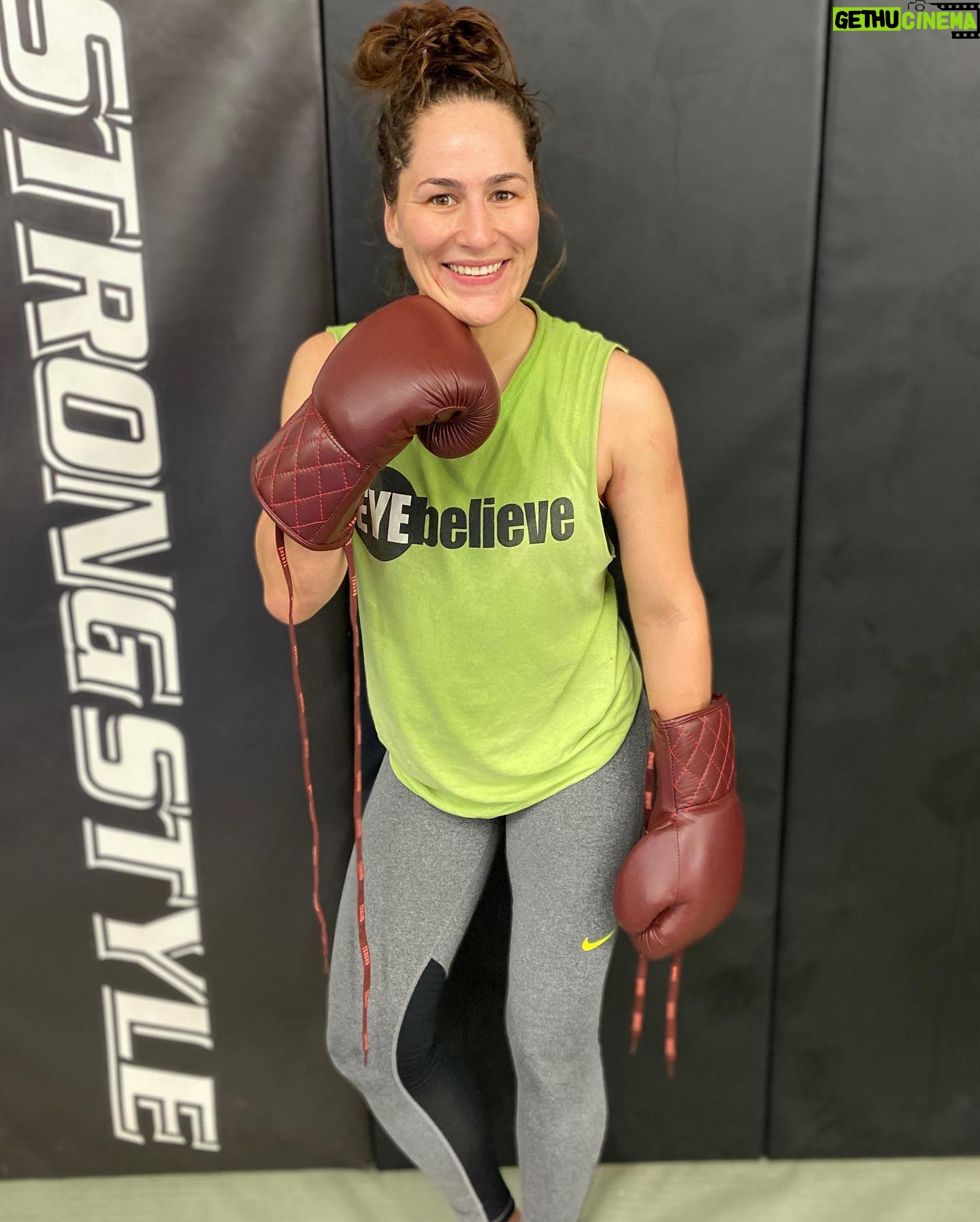 Jessica Eye Instagram - I love my new lace up boxing gloves by @tenshogear !! . . #eyebelieve #boxing #laceup #jessicaevileye #ufc276 #lasvegas #cleveland #makali