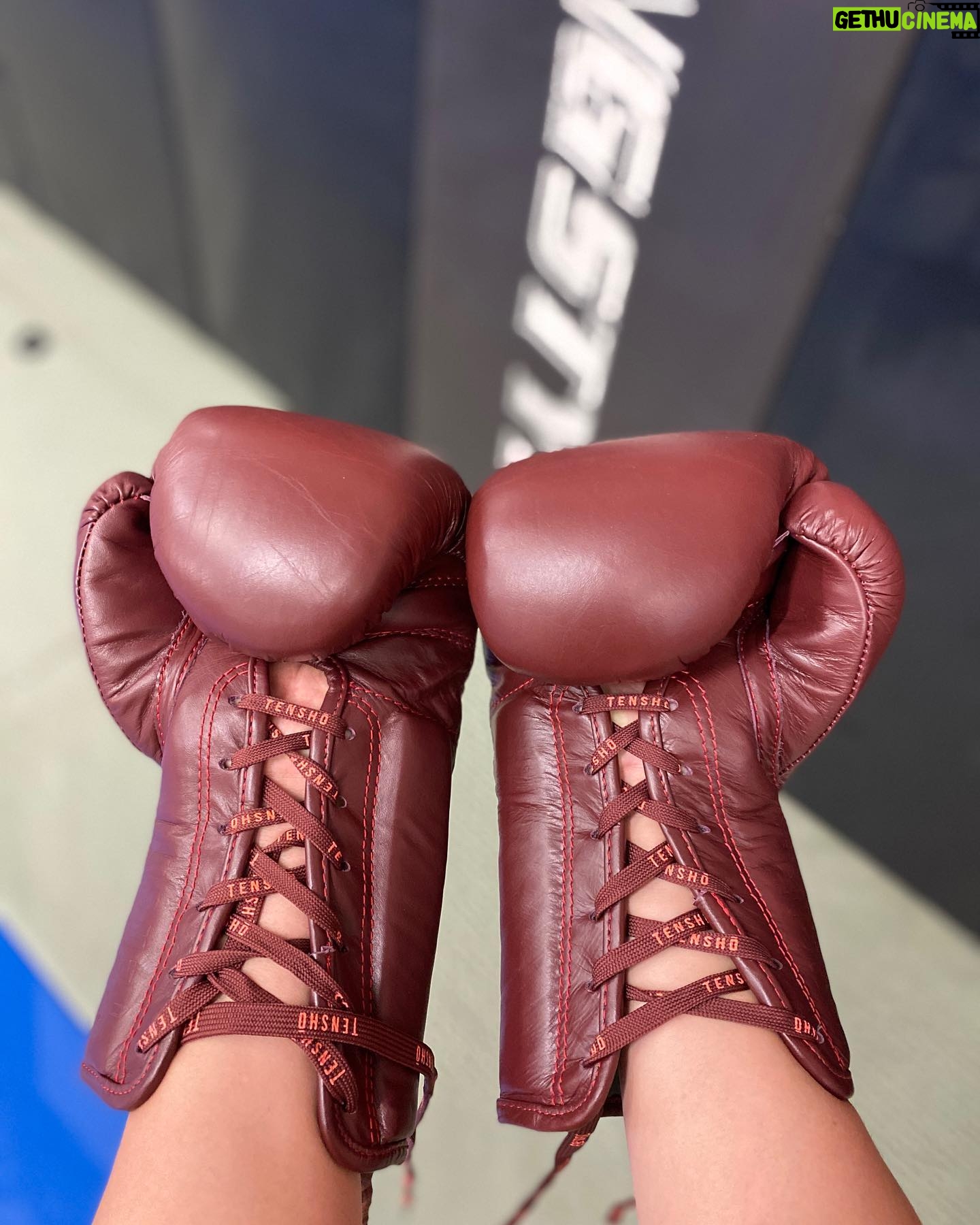 Jessica Eye Instagram - I love my new lace up boxing gloves by @tenshogear !! . . #eyebelieve #boxing #laceup #jessicaevileye #ufc276 #lasvegas #cleveland #makali