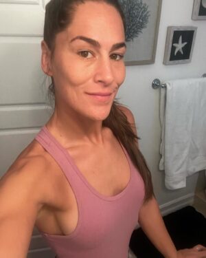 Jessica Eye Instagram - Good morning 😃. Make today great !!! Let go of anything that doesn’t serve you today 🙏☮️