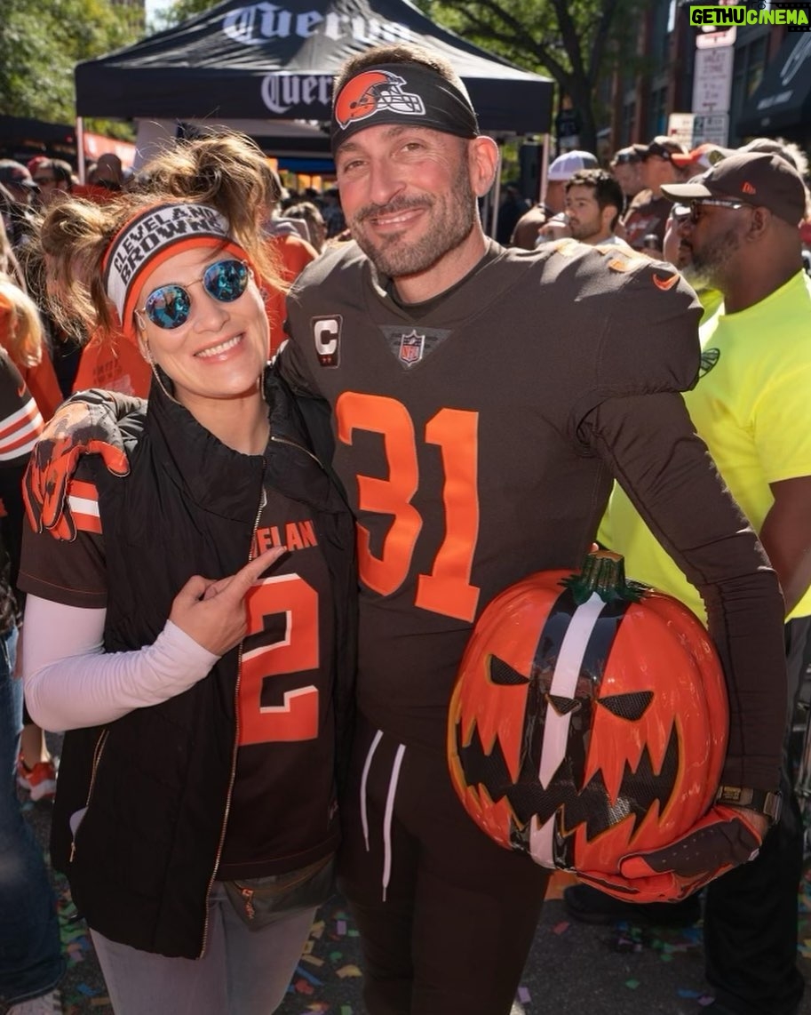 Jessica Eye Instagram - It’s not a Cleveland Browns tailgate if it’s not with @pumpkinnation . . . #jessicaevileye #pumpkinhead #retiredlife #ufc #football #cleveland
