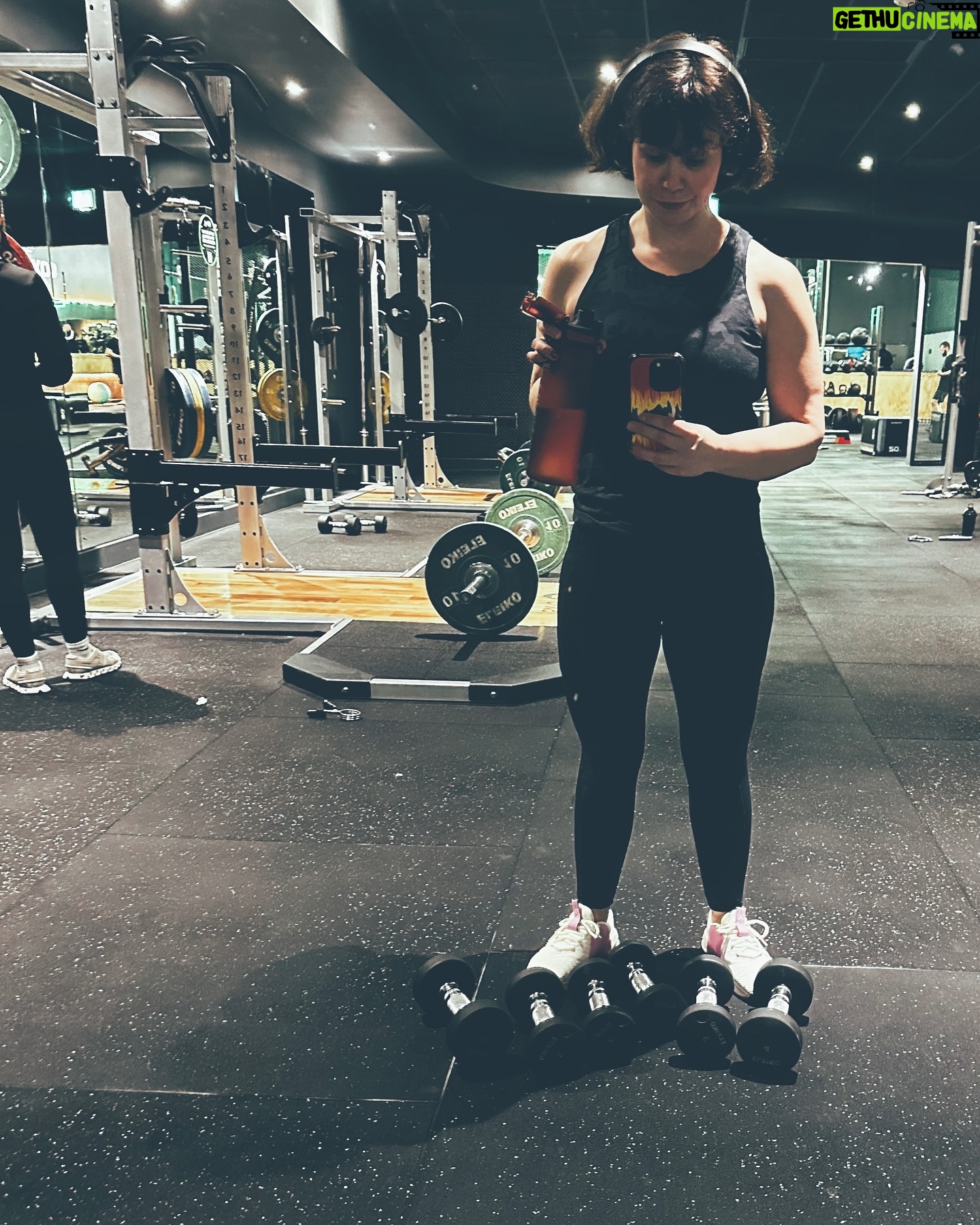 Jessica Fox Instagram - Baby weights. Literally.