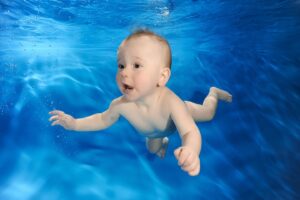 Jessica Fox Instagram - My very own Nirvana baby thanks to @lets_teach_your_baby_to_swim and @waterbabies 💙💙💙

#pr