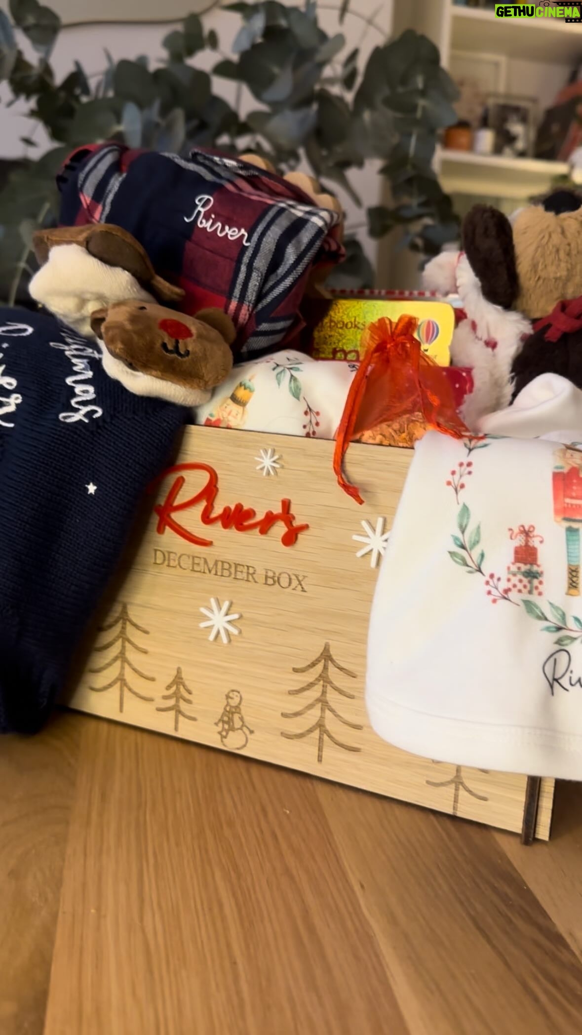 Jessica Fox Instagram - Packing River’s first ever December box. Incase you hadn’t noticed, I’m very excited. River is a bit nonplussed but likes all the lights! December Box - @chester_and_ro Blanket and Vest - @my1styears Plate and coverall bib - @etsyuk Onesie and soft bib - @georgiebellesboutique Socks - @sainsburys Cuddly - @jellycat Flag - @arnoldandthecaterpillar Pyjamas - @wexbaby Reindeer Food - @lornacunningham94 Books - Various.