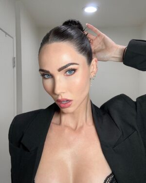 Jessica Green Instagram - Random series of same selfie