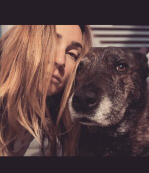 Jessica Harmon Instagram - Happy dog day to the goat. Not all pups have safe and loving homes unfortunately but there’s a lot you can do to help with that.  Follow @fourpawsusa and @slaughterhouse_survivors to follow their incredible work with animals around the globe, donate if you can but even just reposting for them is very helpful!

Photo description for the vision impaired (something I only recently learned is helpful on here) photograph is of me and my rescue pup beloosh looking pretty cool if we do say so ourselves..)

❤️ 🐶