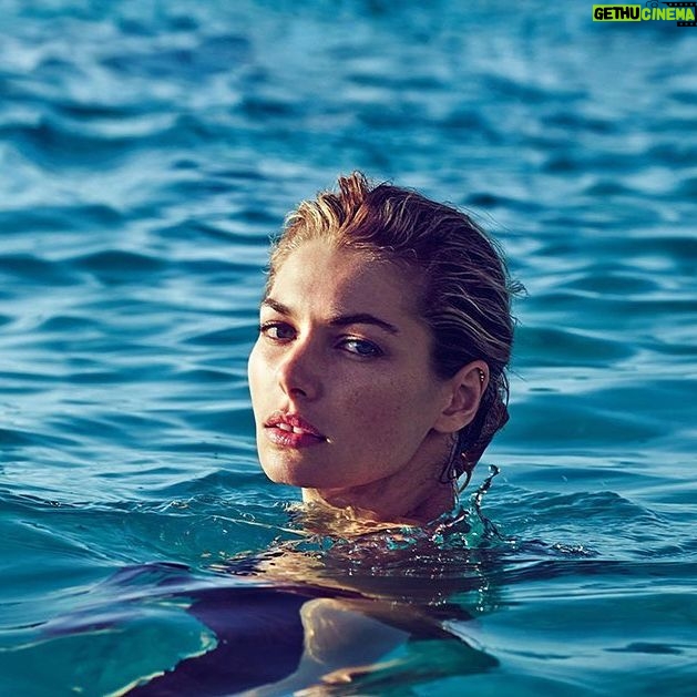 Jessica Hart Instagram - This Earth Day, Iām joining @natgeo in sharing one of the places on the planet that matters most to me: The magnificent Ocean. Celebrate your love for the planet with us by sharing a spot you care about. #shareyourspot š
