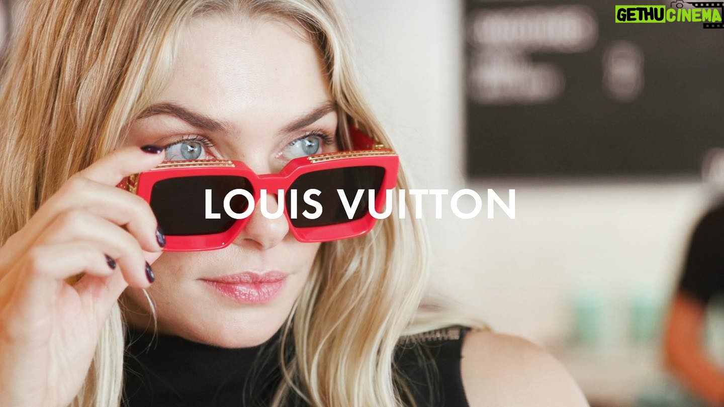 Jessica Hart Instagram - Woah! Check them guns out 💪🏼 Have you guys seen my @louisvuitton video on Sydney, Australia yet ? Mate, head to my IGTV and get across it. 😎⬛️
