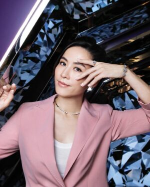 Jessica Hester Hsuan Instagram - 🎤Shinin' bright like a diamond
🎼We're like diamonds in the sky💎

#ChowSangSang #周生生 #InfiniLoveDiamond #APassionforBrilliance #NatualDiamonds #天然美鑽 #全愛鑽

@chowsangsang_official
