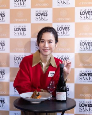 Jessica Hester Hsuan Instagram - It was a pleasure of being a part of the 5th Anniversary SEAFOOD LOVES SAKE. This interesting campaign is about pairing Cantonese Seafood Cuisine with Japanese Sake. I pulled off a cool magic trick, turning a regular Cantonese seafood dish into something more sophisticated! You should totally give Cantonese seafood and Japanese sake pairing a shot to enjoy a more refined dining experience. Can't wait for my next trip to Japan—I'm curious about what awesome surprises are waiting for me!

#SEAFOODLOVESSAKE #廣東菜 #日本清酒 #廣東海鮮 #清酒 #JFOODO #品味嚐鮮活動 #新派配搭嘗盡知味 #cantoneseseafoodcuisine #seafood #japanesesake #sake #japan

#ToryBurchHK @toryburch 
@jimmychoo #jimmychoo