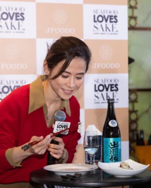 Jessica Hester Hsuan Instagram - It was a pleasure of being a part of the 5th Anniversary SEAFOOD LOVES SAKE. This interesting campaign is about pairing Cantonese Seafood Cuisine with Japanese Sake. I pulled off a cool magic trick, turning a regular Cantonese seafood dish into something more sophisticated! You should totally give Cantonese seafood and Japanese sake pairing a shot to enjoy a more refined dining experience. Can't wait for my next trip to Japan—I'm curious about what awesome surprises are waiting for me!

#SEAFOODLOVESSAKE #廣東菜 #日本清酒 #廣東海鮮 #清酒 #JFOODO #品味嚐鮮活動 #新派配搭嘗盡知味 #cantoneseseafoodcuisine #seafood #japanesesake #sake #japan

#ToryBurchHK @toryburch 
@jimmychoo #jimmychoo