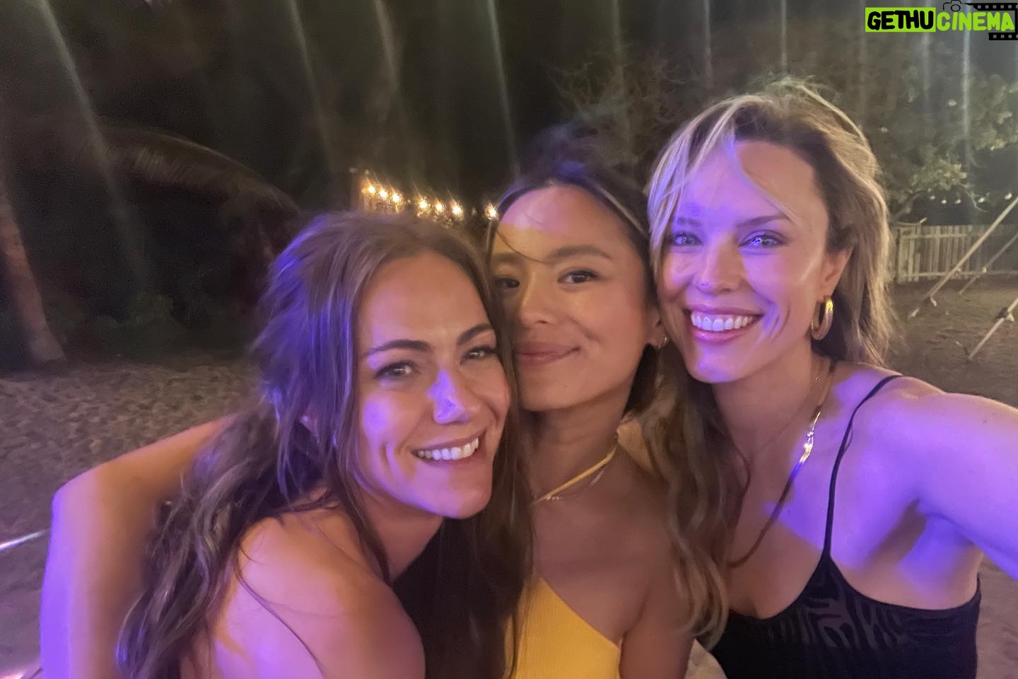 Jessica McNamee Instagram - Hawaii the best damn wedding @jameslafferty @alexandrapark1 💒