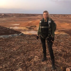 Jessica McNamee Instagram - On this day 2 years ago 🤯 we landed on a mountain top in the middle of Coober Pedy in search of Raiden’s Temple. It was as dusty and hot and fly ridden as it looks… and so fricken cool!