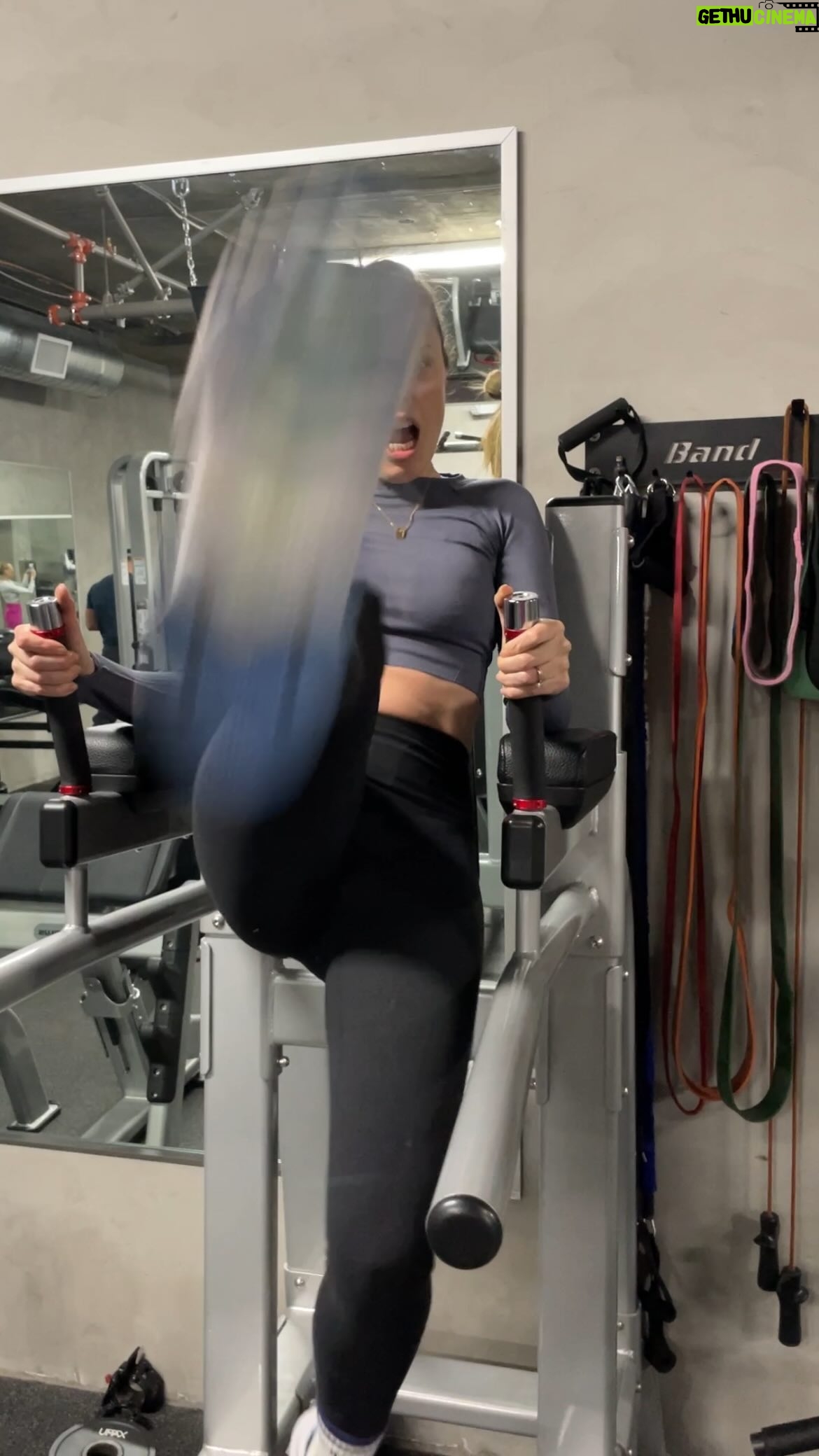 Jessica McNamee Instagram - Whole body workout courtesy of @andreakinsky… if that’s your thing… 💪🏽 3 sets x 15 reps