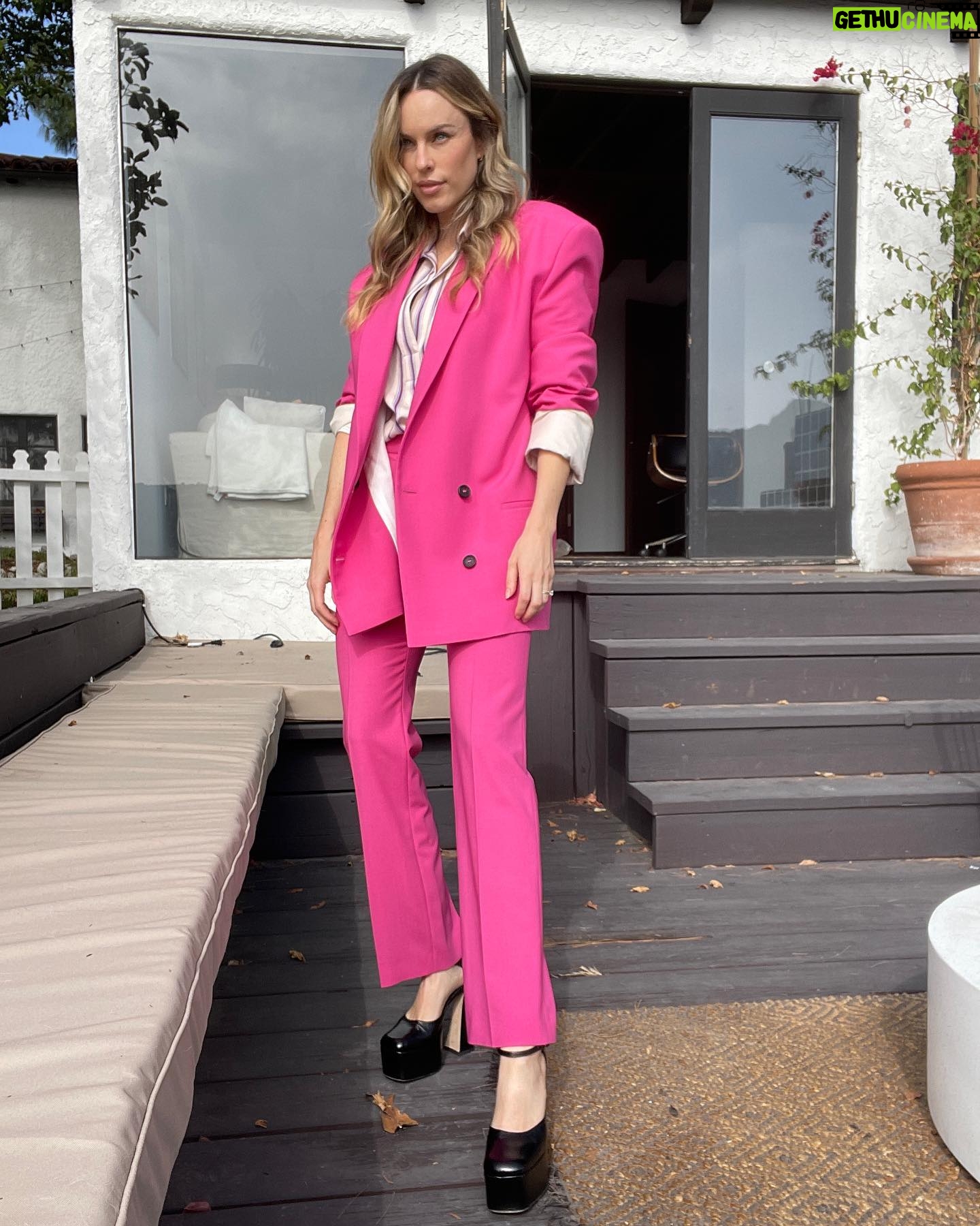 Jessica McNamee Instagram - And a moment for the fit Wearing @philosophyofficial suit @smythebrand @byfar_official @highheelprncess