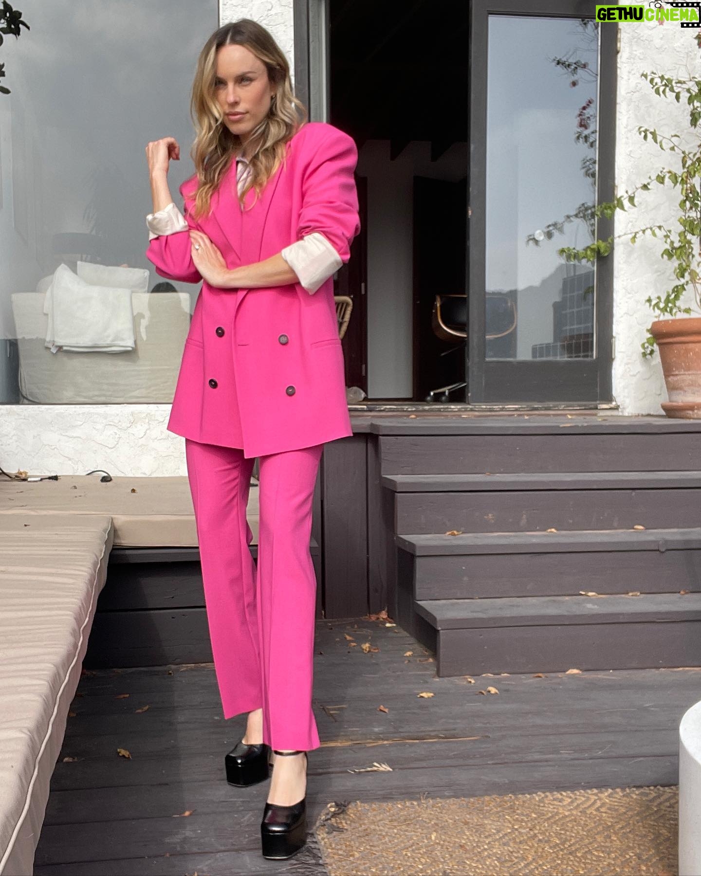 Jessica McNamee Instagram - And a moment for the fit Wearing @philosophyofficial suit @smythebrand @byfar_official @highheelprncess
