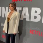 Jessica Parker Kennedy Instagram - Lovely lovely lovely evening celebrating @roblowe and @johnnylowe on their Father/Son @netflix show “Unstable”premiering March 30th. Thanks for letting me tag along @ronenrubinstein 🎬🍿 Makeup @makeupbymotoko Hair @tildebymatilde Necklace @vraiofficial