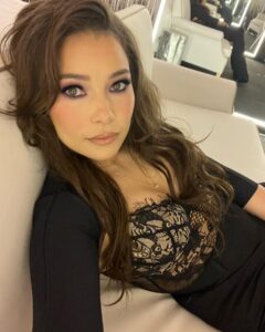 Jessica Parker Kennedy Instagram - #WorldMMAAwards #KnockOutOfTheYear #UFC Hair by @sambentson Makeup by @keelyzelanka
