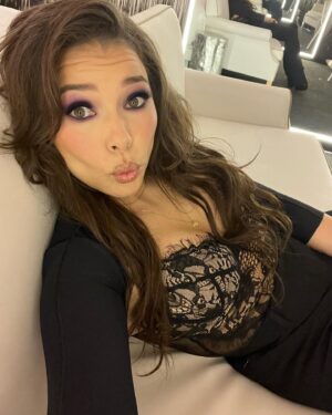 Jessica Parker Kennedy Instagram - #WorldMMAAwards
#KnockOutOfTheYear
#UFC

Hair by @sambentson 
Makeup by @keelyzelanka