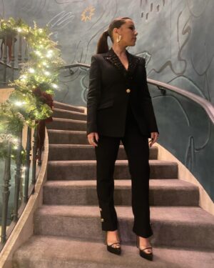 Jessica Parker Kennedy Instagram - Thank you to @MetMuseum for hosting #PercyJackson and thank you to @Versace for this insane suit 🐍

@PercySeries premieres tomorrow Dec 20th on @DisneyPlus ⚡️

Styled by @highheelprncess