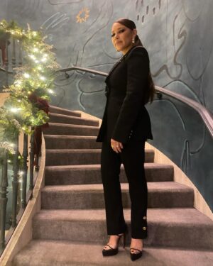 Jessica Parker Kennedy Instagram - Thank you to @MetMuseum for hosting #PercyJackson and thank you to @Versace for this insane suit 🐍

@PercySeries premieres tomorrow Dec 20th on @DisneyPlus ⚡️

Styled by @highheelprncess