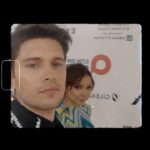 Jessica Parker Kennedy Instagram - Oscar weekend! Thank you for having me @EltonJohn and @EJAF ❤️ Styling by @LisaCStyles Custom Dress by @MichaelCostello Bag by @TylerEllisOfficial Jewels by @RavenFineJewelers and @DangeloJoyeria Makeup by @Grace_Phillips Hair by @GuiniusHair