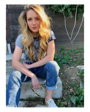 Jessica Rothe Instagram - Thanks @the.baremag for this lovely feature and for helping me realize that, at the end of the day, I just want to wear things I can go on hikes, take naps in, AND somehow still make my inner five year old feel fancy AF ❤️ link to full feature in stories xx