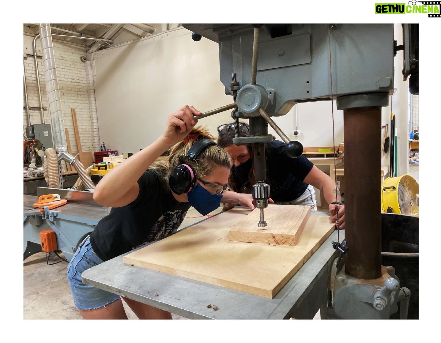 Jessica Rothe Instagram - 6 hours, 8 machines, and a shit ton of mineral oil later I MADE A CUTTING BOARD! (Take that Crate and Barrel.) 💪🏼🪵🪚 Thanks @lawoodshop for this wonderful class, for the insane amount of information and knowledge you managed to pack into one day, and for making my first experience with power tools so incredibly stress-free, safe, and fun. Oh. Also. The owner of your shop is super hot. #quarantinehobbies #woodworking #hotwoodworkinghusband #lawoodshop #lawoodworkingschool