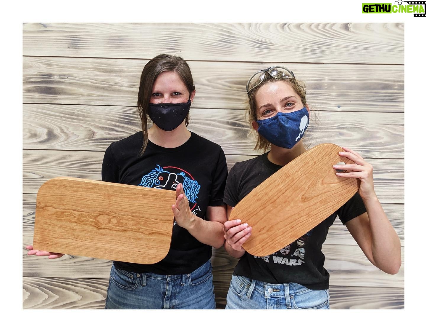 Jessica Rothe Instagram - 6 hours, 8 machines, and a shit ton of mineral oil later I MADE A CUTTING BOARD! (Take that Crate and Barrel.) 💪🏼🪵🪚 Thanks @lawoodshop for this wonderful class, for the insane amount of information and knowledge you managed to pack into one day, and for making my first experience with power tools so incredibly stress-free, safe, and fun. Oh. Also. The owner of your shop is super hot. #quarantinehobbies #woodworking #hotwoodworkinghusband #lawoodshop #lawoodworkingschool