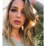 Jessica Rothe Instagram - Post shoot photo shoot with a special guest appearance 🐶 Face by @tobyfleischman ❤️ Hair by @davestanwell ❤️ Otis by Otis