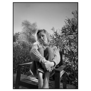Jessica Rothe Instagram - Somehow, despite my grumpy ass WiFi and my complete technological incompetence, @roseandivyjournal managed to capture these photos in my LA backyard CROSS COUNTRY with the help of an app, my tech savvy glam squad, and the power of pamplemousse lacroix. The internet is amazing. 💁‍♀️ @bobbyeliot 💄@jennakristina.  @roseandivyjournal ❤️ link for the article in my stories!