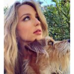 Jessica Rothe Instagram - Post shoot photo shoot with a special guest appearance 🐶 Face by @tobyfleischman ❤️ Hair by @davestanwell ❤️ Otis by Otis
