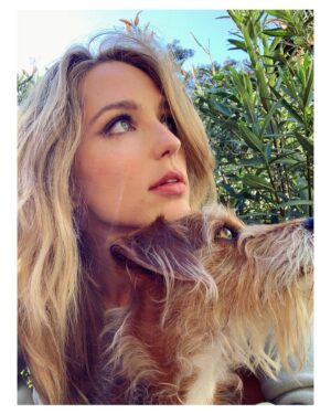 Jessica Rothe Instagram - Post shoot photo shoot with a special guest appearance 🐶 

Face by @tobyfleischman ❤️
Hair by @davestanwell ❤️
Otis by Otis