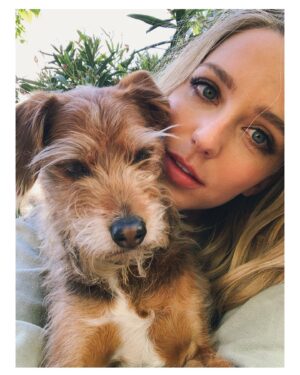 Jessica Rothe Instagram - Post shoot photo shoot with a special guest appearance 🐶 

Face by @tobyfleischman ❤️
Hair by @davestanwell ❤️
Otis by Otis