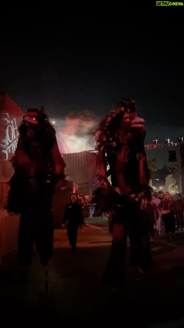 Jessica Rothe Instagram - Thanks @horrornights for trick-or-treating us to a delightfully terrifying evening. What a scream 👻🎃🔪 #universalhhn