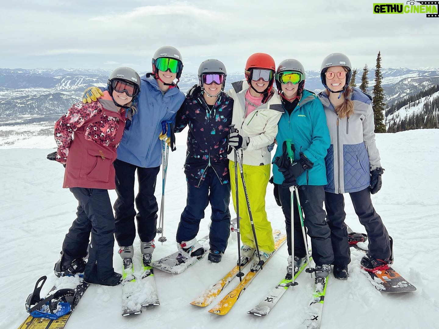 Jessica Stroup Instagram - I can’t remember the last time I’ve laughed so much… or been so sore. Jackson Hole my best friends from home, you were everything my soul needed. 🥰🤘🏻