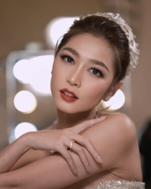 Jessica Veranda Tanumihardja Instagram - 17-12-2022

Night Look

MUA @andychunmakeup 
Hair do by @ratnatiara_7 
Hair color by: @nitaka.tokyo @tk4tk4tk4tk4 
Dress: @evelyn.francisca