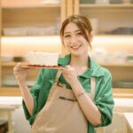 Jessica Veranda Tanumihardja Instagram – Hollaaa, seperti yang mungkin beberapa dari kalian lihat di story aku minggu lalu, Kinal, Sonia, Kak Balenk dan aku ikut kelas trialnya @abccookingstudio_id untuk buat Red Velvet Snow Cake 💙

It was a really fun experience karena kita diajarin from the scratch, jadi kalau misalkan kalian belum pernah buat kue sama sekali gak bakalan merasa minder karena Instructor nya bener” fun, helpful dan pastinya sabar banget buat dampingin kita, 
Soal bahan” pun akan mereka bantu sediakan jadi kita cuma perlu bawa badan aja mengikuti kelasnya dan pastinya selain bawa kuenya pulang kita juga akan di kasih resepnya dengan ilustrasi” gambar supaya kita gak bingung nantinya pas buat sendiri di rumah.

Pas aku cobain hasil buatan aku, happy banget karena enak, teksturnya lembut, moist, manisnya pas dan cream cheesenya juga yummyy.
Bisa jadi hidangan yang pas banget untuk menyambut Natal.

Buat kalian yang mau belajar juga bikin Red Velvet Snow Cake jangan lupa gunakan special code
“TRIALSPECIAL” supaya bisa dapet special price IDR 300,000 (Applicable in Central Park and Summarecon Studio only), ajak teman” kamu juga supaya experience nya makin seruu💙

Intermezzo, di video ini berapa kali aku mengangkat jempol yah? Hahah
.
.
.
🎥: @temaeproductions