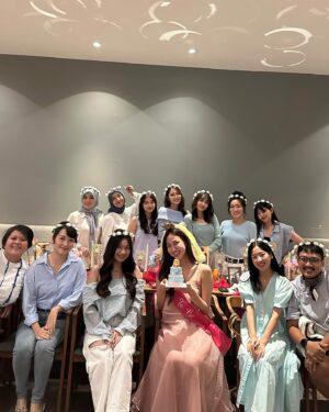 Jessica Veranda Tanumihardja Instagram - Selamat menempuh hidup baru @shanju yang sudah seperti adikku, segala hiruk pikuk persiapan menuju hari special mu akhirnya sudah bisa dilalui dengan indah yah, hihih

Ikut terharu & bahagia liat kalian berdua🥹🥹

Seiring berjalanannya waktu Semoga kamu & @jonatanchristieofficial terus saling melengkapi dan terus saling mengasihi sampai tua nanti, God Bless💙
#JOinedwithSHAN