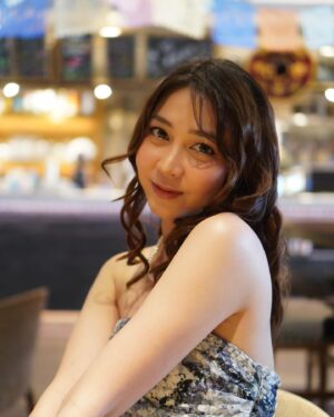 Jessica Veranda Tanumihardja Instagram - Kemarin syuting di ujung Utara Jepang ( Wakkanai ), lalu world premier di ujung Selatan Jepang ( Okinawa ), luar biasa memang rencana Tuhan, gak bisa di tebak yah kak @nikita.rosalini 💙