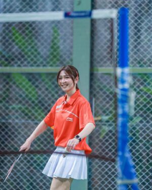 Jessica Veranda Tanumihardja Instagram - Calling all badminton lovers yang pengen punya kesempatan merasakan langsung euphoria menonton pertandingan badminton, aku punya info menarik nih untuk kalian :

1. Follow @kapalapi_id
2. Tulis di kolom komentar: “Kalau kamu jadi pemain badminton, atlet siapa yang mau kamu lawan dan alasannya”
3. Tag 3 teman kamu dan tambahkan hastag #SerukanSemangatmu
4. 4 Komentar yang menarik akan mendapatkan tiket reguler Semifinal Kapal Api Group Indonesia Open 2023 di Sabtu, 17 Juni 2023
4. Pemenang akan diumumkan melalui IGstory @kapalapi_id pada Kamis, 15 Juni 2023
5. Pemenang yang tidak bisa hadir di tanggal yang ditentukan dianggap gugur

Ayo ikutan, periodenya dari tanggal 12-14 Juni 2023! 💙