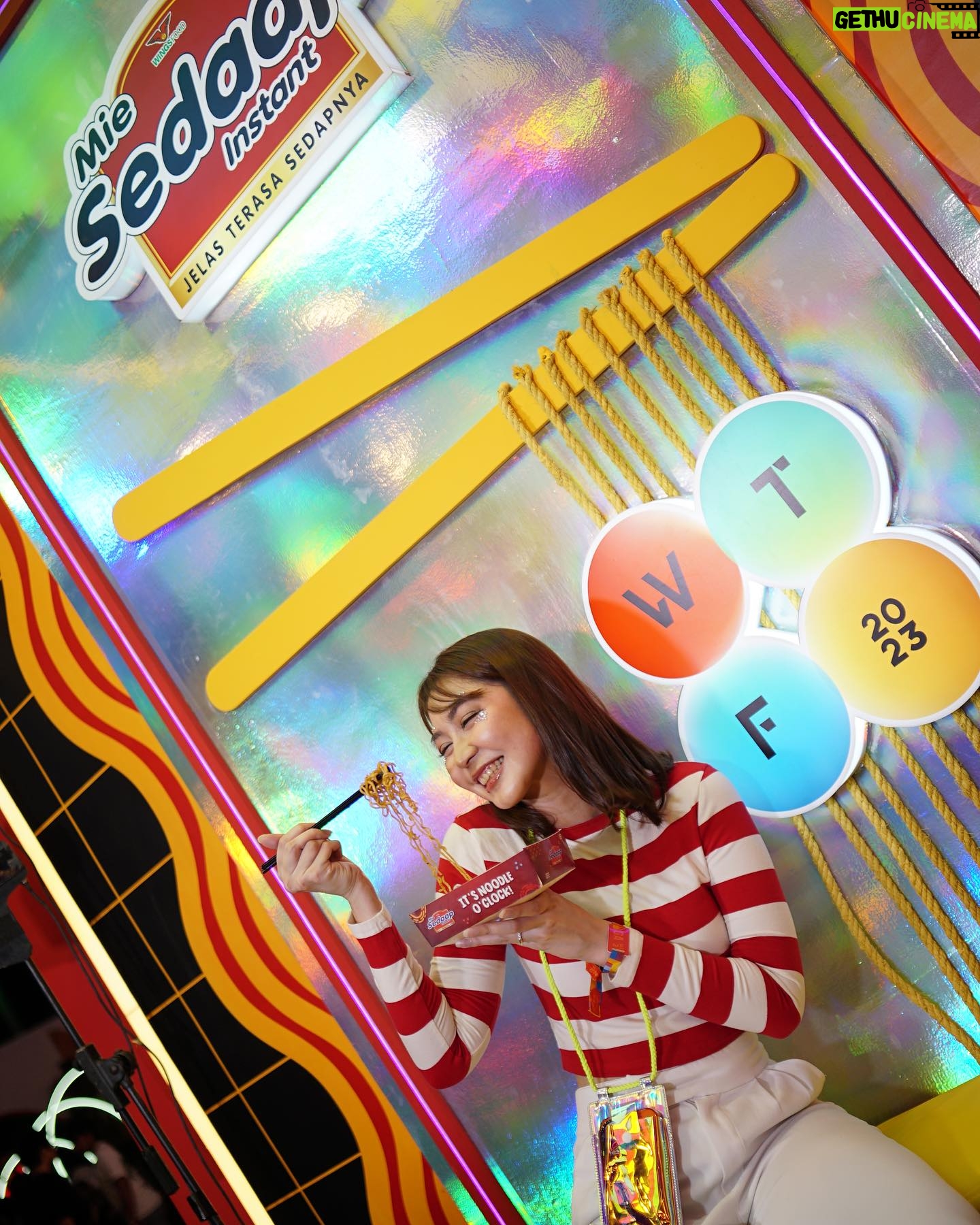 Jessica Veranda Tanumihardja Instagram - Hollaaa hari ini aku berkesempatan hadir di #WeTheFest2023 dan sebelum menikmati konser aku mau isi tenaga dulu, akhirnya aku memutuskan untuk mampir ke booth Mie Sedaap, karena dari jauh wanginya udah menggoda sekali, hahah dan ternyata ada menu special Mie Sedaap Goreng Gyu Truffle. langsung deh aku cobain, truffle oilnya gak pelit, melimpah dan kita bisa pakai sesuai selera kita, rasanya udah gak diragukan lagi deh enak bangeeeett, daripada penasaran nanti langsung cobain ajaa And ladies kamu juga bisa level up penampilan kamu di glam & glow corner loh habis itu foto” deh di booth fotonya, banyak kegiatan seru yang bisa kamu nikmati di Booth Mie Sedaap jangan lupa mampir yah! #SedaapkanWTF23 @miesedaapid