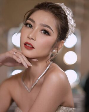Jessica Veranda Tanumihardja Instagram - 17-12-2022

Night Look

MUA @andychunmakeup 
Hair do by @ratnatiara_7 
Hair color by: @nitaka.tokyo @tk4tk4tk4tk4 
Dress: @evelyn.francisca