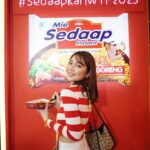 Jessica Veranda Tanumihardja Instagram - Hollaaa hari ini aku berkesempatan hadir di #WeTheFest2023 dan sebelum menikmati konser aku mau isi tenaga dulu, akhirnya aku memutuskan untuk mampir ke booth Mie Sedaap, karena dari jauh wanginya udah menggoda sekali, hahah dan ternyata ada menu special Mie Sedaap Goreng Gyu Truffle. langsung deh aku cobain, truffle oilnya gak pelit, melimpah dan kita bisa pakai sesuai selera kita, rasanya udah gak diragukan lagi deh enak bangeeeett, daripada penasaran nanti langsung cobain ajaa And ladies kamu juga bisa level up penampilan kamu di glam & glow corner loh habis itu foto” deh di booth fotonya, banyak kegiatan seru yang bisa kamu nikmati di Booth Mie Sedaap jangan lupa mampir yah! #SedaapkanWTF23 @miesedaapid